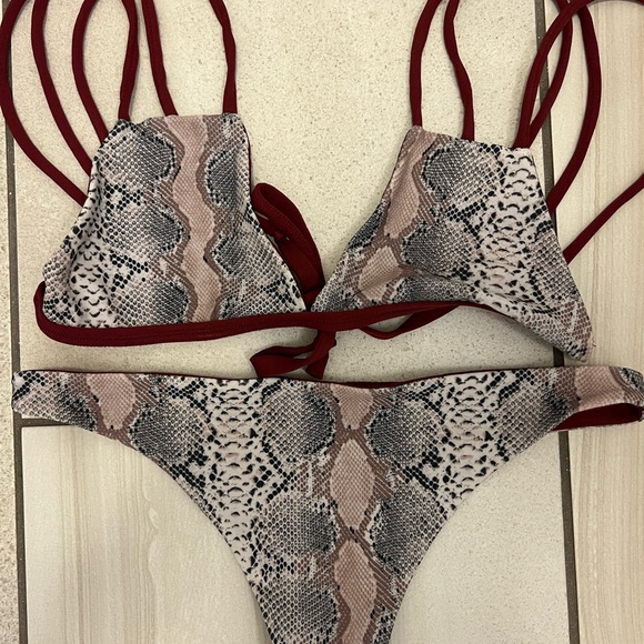 Small reversible burgundy and snakeskin bikini top and bottom - Picture 2 of 3